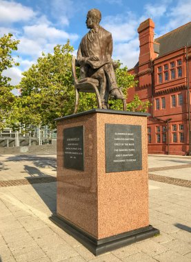 Cardiff, Galler - Temmuz 2019: Cardiff Körfezi 'ndeki Ivor Novello Heykeli.