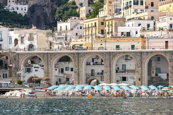 Atrani Italië Augustus 2019 Huizen Ingebouwd Bogen Van Een Brug — Stockfoto