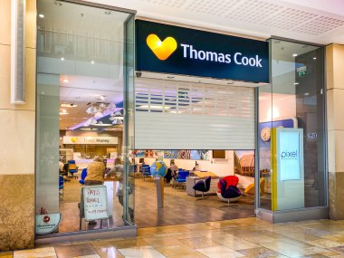 Cardiff, Wales - Eylül 2019: Cardiff 'teki Thomas Cook dükkanının metal paten kapağı kısmen açıldı. Seyahat mağazaları zinciri, Thomas Cook Eylül 2019 'da idareye geçtikten sonra Hays Travel tarafından satın alındı.