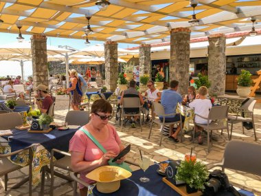Anacapri, Capri Adası, İtalya - Ağustos 2019: Capri Adası 'ndaki Anacapri Dağı' nın tepesindeki Solaro Dağı 'ndaki kafe barda insanlar.