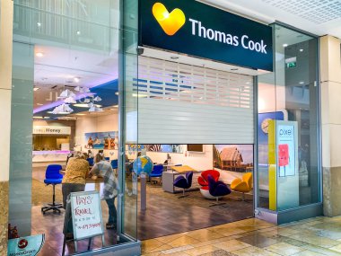 Cardiff, Wales - Eylül 2019: Cardiff 'teki Thomas Cook dükkanının metal paten kapağı kısmen açıldı. Seyahat mağazaları zinciri, Thomas Cook Eylül 2019 'da idareye geçtikten sonra Hays Travel tarafından satın alındı.