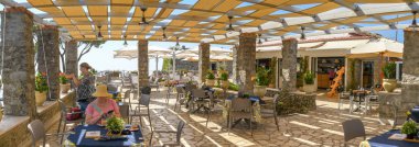 Anacapri, Capri Adası, İtalya - Ağustos 2019: Capri Adası 'ndaki Solaro Dağı zirvesindeki kafeteryadaki insanların panoramik görüntüsü.