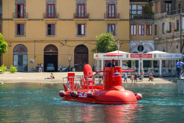 Sorrento, İtalya - Ağustos 2019: Sorrento limanında küçük kırmızı denizaltı. Turistlere geziler sunuyor,