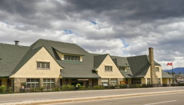 Jasper, Alberta, Kanada - Haziran 2018: Jasper kasabasındaki tren istasyonu binası