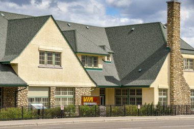 Jasper, Alberta, Kanada - Haziran 2018: Jasper kasabasındaki tren istasyonu binası
