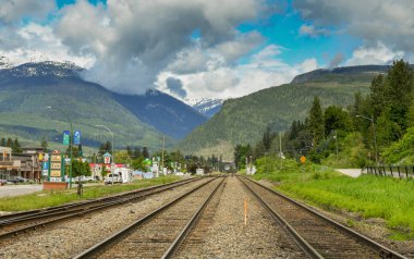 Revelstoke, British Columbia, Kanada - Haziran 2018: Britanya Kolumbiyası 'ndaki Revelstoke şehrinden geçen tren yolları.