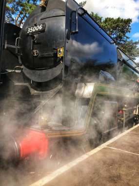 Cheltenham, İngiltere - Eylül 2019: Cheltenham Yarış İstasyonu 'ndaki Gloucestershire ve Warwickshire buharlı tren yolunda buharlı bir lokomotiften yükselen buhar