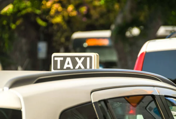 Πινακίδα Ταξί Στην Οροφή Ενός Ταξί Απομονωμένο Ένα Απλό Σκούρο — Φωτογραφία Αρχείου