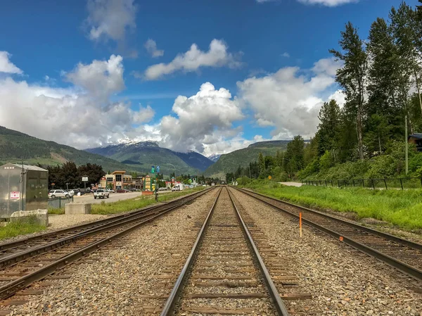 Revelstoke British Columbia Canada Juni 2018 Spoorwegen Lopen Door Stad — Stockfoto