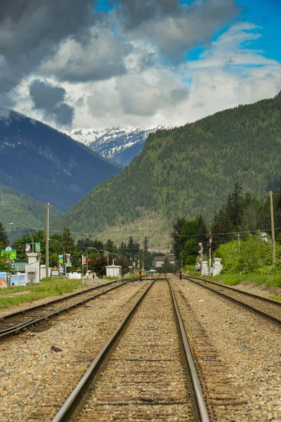 Revelstoke British Columbia Canada Juni 2018 Spoorwegen Lopen Door Stad — Stockfoto