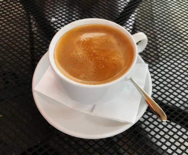 Filiżanka Świeżej Włoskiej Kawy Stole Kawiarni Świeżym Powietrzu — Zdjęcie stockowe