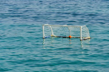 Beyaz su topu golleri, yumuşak dalgalı mavi bir denize karşı izole edilmiş. Kopyalamak için boşluk