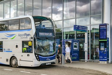 Bristol, İngiltere - Ağustos 2019: Havaalanı Flyer otobüsü Bristol Havaalanı 'nın dışındaki bir otobüs durağında. Havaalanı ile şehir merkezini birbirine bağlayan bir servis..