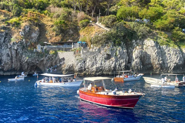 Исле Капри Италия Август 2019 Туристы Небольших Лодках Ждут Подножия — стоковое фото