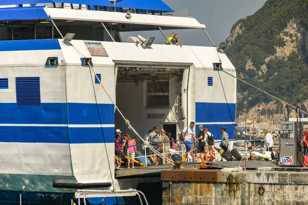 Isla Capri Italia Agosto 2019 Las Personas Que Abordan Ferry — Foto de Stock