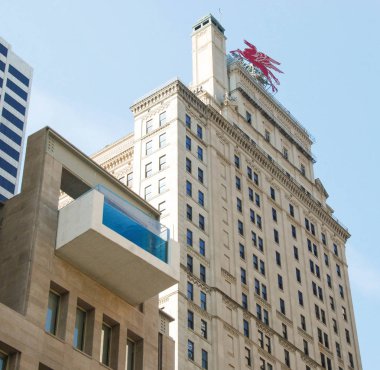 Dallas, Teksas - Eylül 2009: Caddenin üzerinde yüzme havuzu olan şehir merkezindeki bir otelin dış görünüşü. Havuzun suyu cam duvarından görülebiliyor.