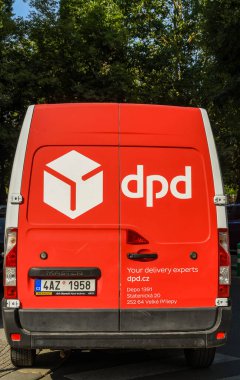 PRAG, CZECH REPUBLIC - HAZİRAN 2018: Prag şehir merkezinde DPD tarafından işletilen bir dağıtım aracının logosu.