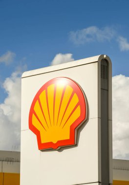 Londra, İngiltere - Temmuz 2018: Kuzey Londra, Wembley 'deki Shell benzin istasyonunun önündeki büyük tabelayı kapatın.