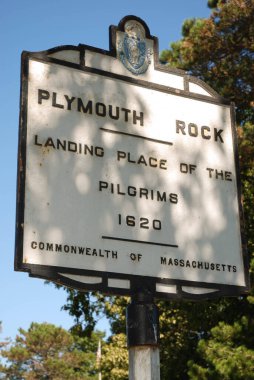 Plymouth, Massachusetts - Eylül 2008: 1620 'de Pilgrimlerin iniş noktasını gösteren bir tabelanın geniş açılı görünümü