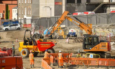 Pontypridd, Galler - Mayıs 2018: Bir çöp kamyonunu toprakla dolduran Şekerleme Vadisi yenilenme projesi üzerinde çalışan kazıcı. Eski Taff Vale bölgesinde büyük bir gelişmedir.