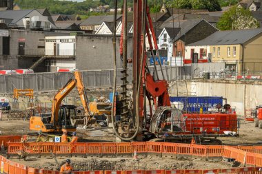 Pontypridd, Galler - Haziran 2018: Büyük sondaj sondajı ve eski Taff Vale bölgesindeki Pontypridd şehir merkezinde bir yenileme projesi üzerinde çalışan bir kazıcı.