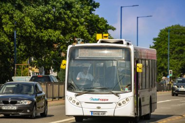 Londra, İngiltere - Haziran 2018 Heathrow havaalanı yakınlarındaki Bath Road boyunca giden HotelHoppa servis otobüsü.