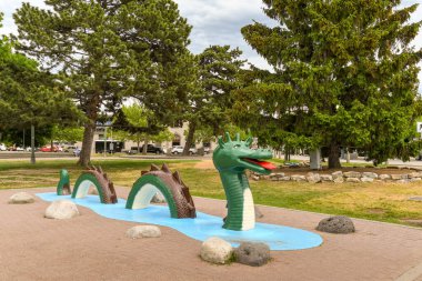 KELOWNA, BRITISH COLUMBIA, CANADA - HAZİRAN 2018: Kelowna, Britanya Kolumbiyası, Kanada yakınlarındaki bir halk parkında bir deniz canavarının büyük heykeli.