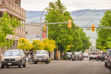 Meritt, BRITISH COLUMBIA, CANADA - Haziran 2018: Merritt şehir merkezindeki ana alışveriş caddesi.