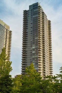 SEATTLE, WA, ABD, - HAZİRAN 2018: Seattle şehir merkezinde balkonlu uzun apartman blokları.