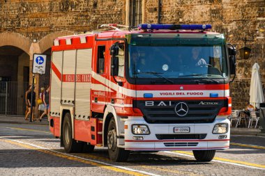 VERONA, İTALYA - Eylül 2018: Verona 'nın merkezinde bir cadde boyunca itfaiye aracı sürüyor