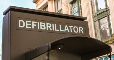 CARDIFF, WALES - HAZİRAN 2020: Cardiff şehir merkezinde bir defibrilatörün yerini gösteren imza