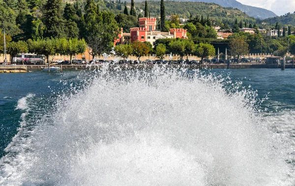 ガルダ ガルダ湖 イタリア 9月2018 それはガルダの町を離れると 高速フェリーの目覚めによって投げ水噴霧 — ストック写真