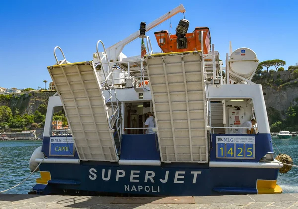 Sorrento Italie Août 2019 Ferry Rapide Avec Passerelles Levées Sur — Photo