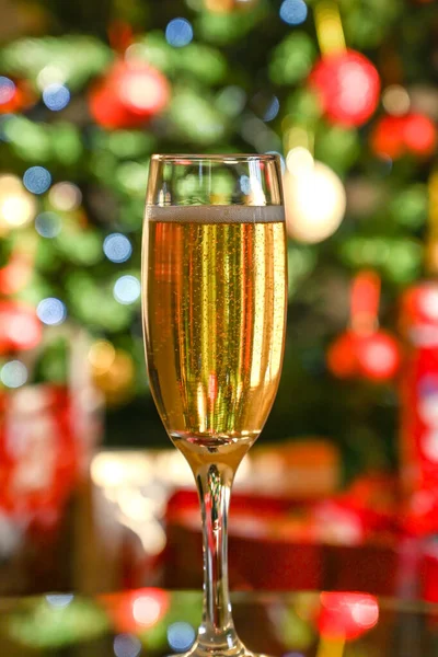 Flûte Champagne Verre Sur Une Table Avec Sapin Noël Des — Photo