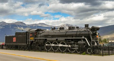 JASPER, ALBERTA, CANADA - Haziran 2018: Jasper 'ın merkezinde eski buhar lokomotifi sergileniyor.