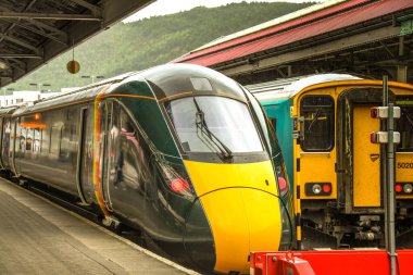 Swansea, Galler - Temmuz 2018: Yüksek hızlı tren Swansea tren istasyonu. Tren servisi Great Western Demiryolu tarafından işletilir.