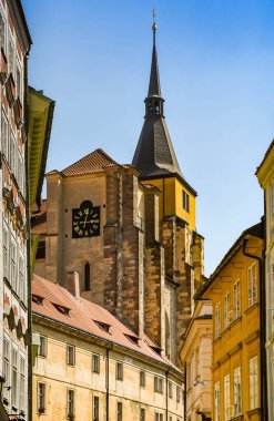 PRAG, CZECH REPUBLIC - HAZİRAN 2018: Prag 'ın merkezindeki saat kulesi