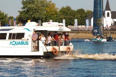 Cardiff Körfezi, Galler - Ağustos 2017: Cardiff Körfezi 'ndeki küçük bir feribotun güvertesindeki insanlar