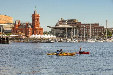 Cardiff Körfezi, Galler - Temmuz 2018: Galler, Cardiff Körfezi 'nin sakin sularında kano içinde üç kişi