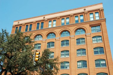 Dallas, Teksas - Eylül 2009: Şu anda Başkan John F. Kennedy suikastıyla ilgili bir müze olan şehir merkezindeki Teksas Okul Kitapları Deposu.