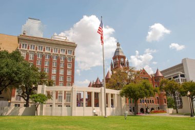 Dallas, Teksas - Eylül 2009: Başkan John F. Kennedy 'nin suikasta kurban gittiği Dealey Plaza' daki anıtın arkasındaki geniş açı manzarası.