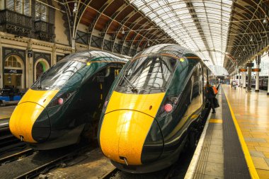 Londra, İngiltere - Haziran 2018: Yüksek hızlı trenler Londra Paddington tren istasyonunda yan yana. Tren servisi Great Western Demiryolu tarafından işletilir.