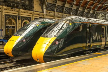 Londra, İngiltere - Haziran 2018: Yüksek hızlı trenler Londra Paddington tren istasyonunda yan yana. Tren servisi Great Western Demiryolu tarafından işletilir.