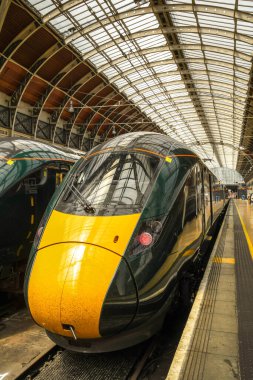 Londra, İngiltere - Haziran 2018: Londra Paddington tren istasyonunda yüksek hızlı tren. Tren servisi Great Western Demiryolu tarafından işletilir.