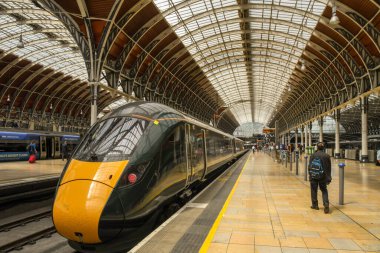 Londra, İngiltere - Haziran 2018: Londra Paddington tren istasyonunda yüksek hızlı tren. Tren servisi Great Western Demiryolu tarafından işletilir.