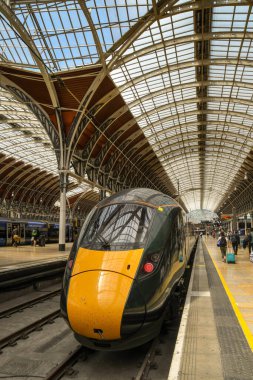 Londra, İngiltere - Haziran 2018: Londra Paddington tren istasyonunda yüksek hızlı tren. Tren servisi Great Western Demiryolu tarafından işletilir.