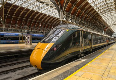 Londra, İngiltere - Haziran 2018: Londra Paddington tren istasyonunda yüksek hızlı tren. Tren servisi Great Western Demiryolu tarafından işletilir.