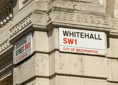 İngiltere Başbakanı 'nın ikamet ettiği Downing Caddesi' nin duvarını imzalayın. 20 Temmuz 2018. Westminster 'a giden ana yol Whitehall' a bakıyor.