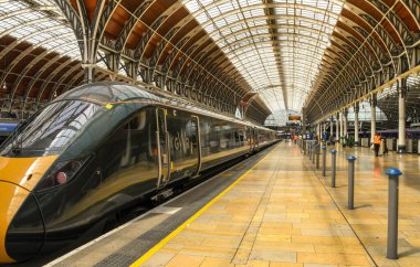 Londra, İngiltere - Haziran 2018: Londra Paddington tren istasyonunda yüksek hızlı tren. Tren servisi Great Western Demiryolu tarafından işletilir.