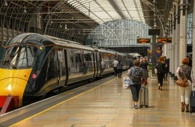 Londra, İngiltere - Haziran 2018: Londra Paddington tren istasyonunda yüksek hızlı tren. Tren servisi Great Western Demiryolu tarafından işletilir.